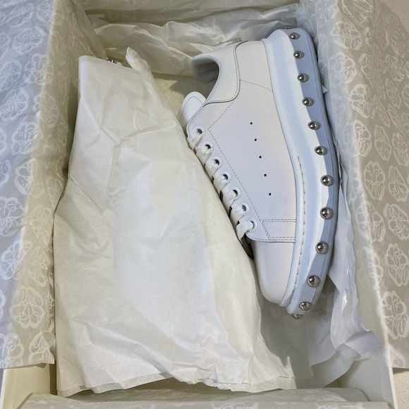 Alexander McQueen Oversized studded sneakers - Picture 5 of 8